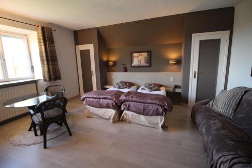 纳德仁艾里斯里斯酒店的客房设有两张床、一张桌子和一张沙发。