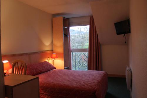 伊维特河畔吉夫乐维雷治酒店的酒店客房设有床和窗户。