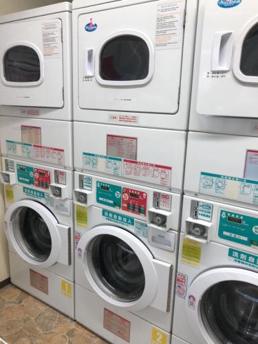 东京哈托娅酒店的洗衣店内摆放着四台洗衣机