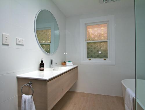 霍巴特斯特拉恩度假屋的白色的浴室设有水槽和镜子