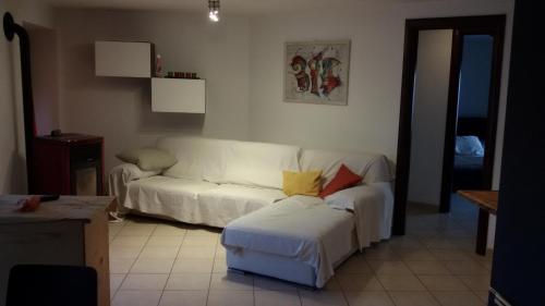 DouesCasa Elisa的客厅配有白色沙发和凳子