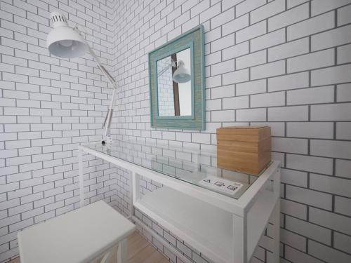 别府Comfort CUBE PHOENIX Beppu (やよいビル)的白色的浴室设有镜子和白色砖墙