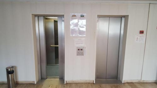 科斯蒂内什蒂弗伦姆酒店的彼此相邻的建筑物里两部电梯