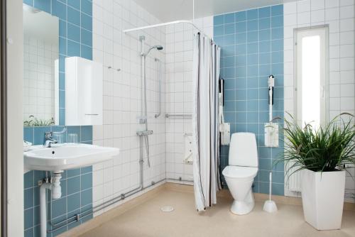 胡丁厄阿腾多公园酒店的带淋浴、卫生间和盥洗盆的浴室