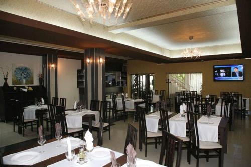 瓦特拉多尔内Chalet Minut的用餐室配有桌椅和白色桌布