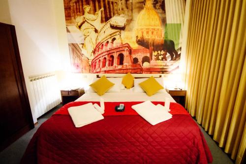 弗罗西诺内Hotel Palombella & Restaurant的一间卧室配有一张大床,提供红色毯子和黄色枕头