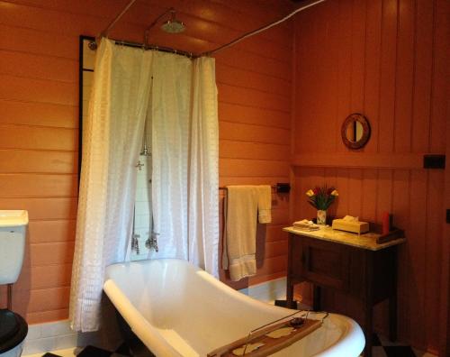 格拉夫顿贝尔沃住宿加早餐旅馆的带浴缸和卫生间的浴室。