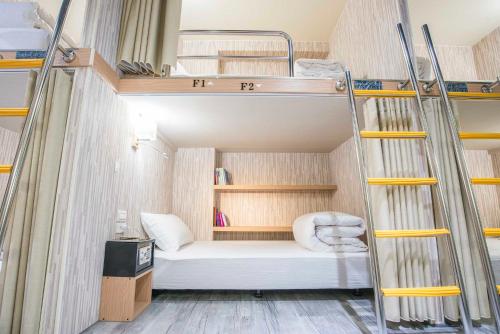 台北门埕青旅的小房间设有双层床和梯子