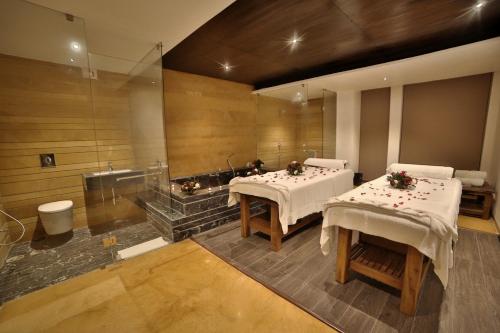 乌代浦加萨曼德岛度假酒店的一间带2张桌子和浴缸的浴室