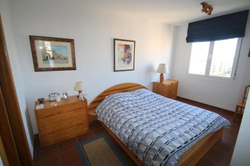 坎布里尔斯Apartamento Sant Joan的一间卧室设有一张床和一个窗口
