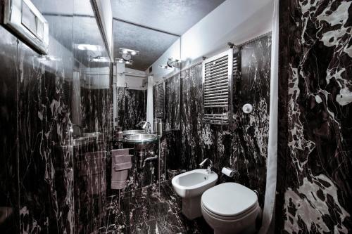 都灵Turin Art Experience的黑白浴室设有卫生间和水槽