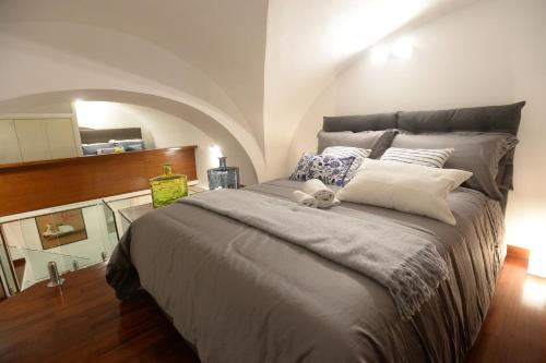 罗马Home Alex的一间卧室配有一张带镜子的大床