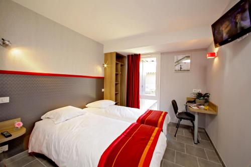 The Originals City, Hôtel Albizia, Sarlat-la-Canéda (Inter-Hotel)客房内的一张或多张床位