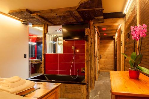 采尔马特Schnapskeller的一间带水槽和红色墙壁的浴室