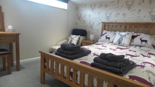 BlidworthLord Byron Lodge的一间卧室配有带毛巾的床