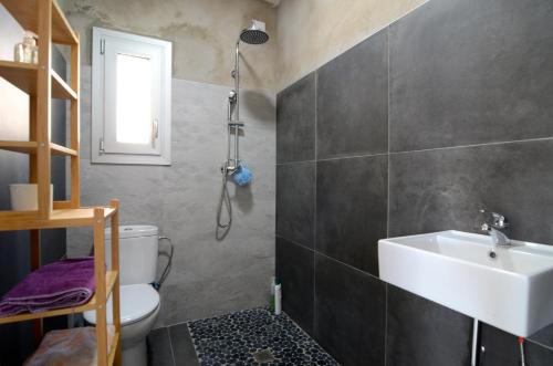 莱斯卡拉Les Escoles的浴室配有白色水槽和卫生间。