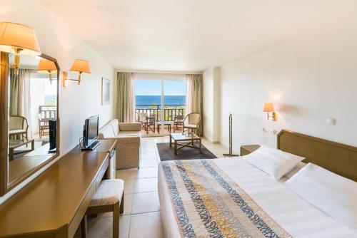 帕诺尔莫斯雷斯蒙伊贝罗斯塔克瑞塔全景马雷酒店的酒店客房设有一张床,享有海景。