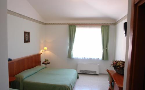 Hotel Rosamarina客房内的一张或多张床位