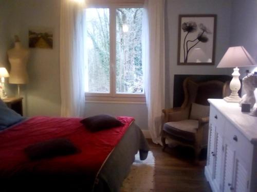 肖蒙La corniche的一间卧室设有一张床、一个窗口和一把椅子