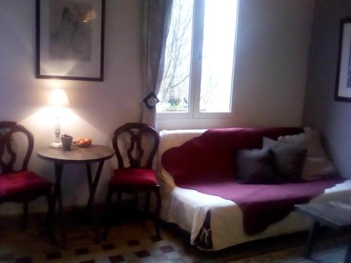 肖蒙La corniche的带沙发、桌子和窗户的客厅