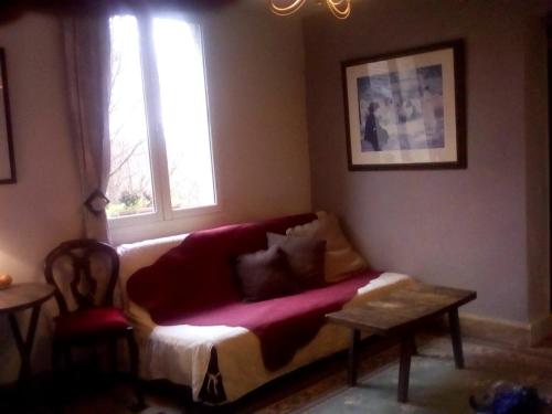 肖蒙La corniche的带沙发和窗户的客厅