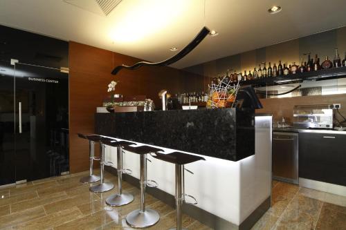 尼特拉米卡多酒店的酒吧,带黑色花岗岩台面和酒吧凳