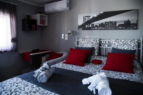 雅典'Romeo & Juliet' Cozy Apartment With Breathtaking View的一间卧室配有带毛巾的床