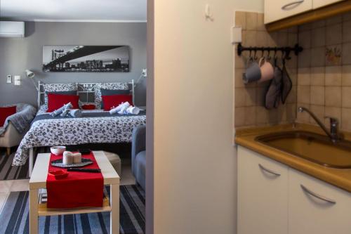 'Romeo & Juliet' Cozy Apartment With Breathtaking View的厨房或小厨房