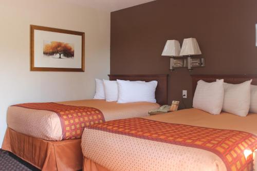 奥马哈奥马哈旅馆的酒店客房设有两张床,墙上挂着一张照片。