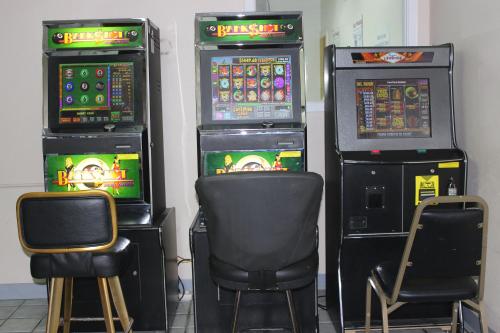 奥马哈奥马哈旅馆的一组带两把椅子的视频游戏机