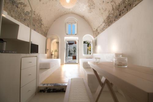梅萨雷亚Tritiani Traditional Home的一间带桌子的厨房和一间客厅