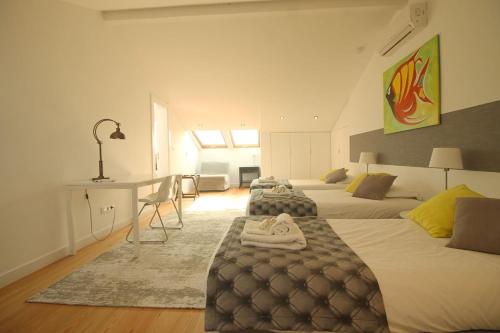 里斯本古尔本基安花园公寓的一间卧室配有两张床和一张书桌