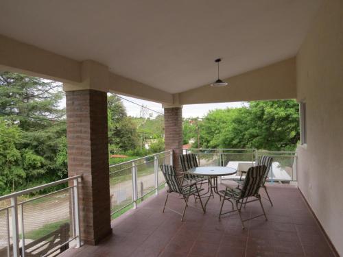 拉博尔萨Casa en Villa Los Aromos的阳台的天井配有桌椅