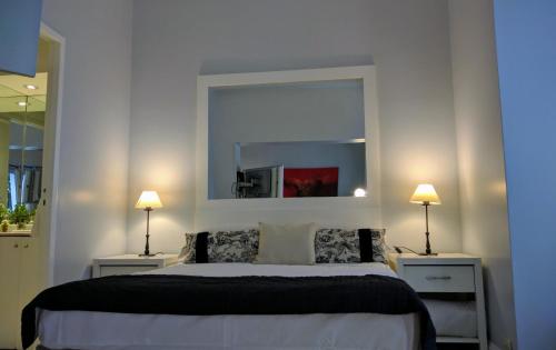 布宜诺斯艾利斯Recoleta Classic的一间卧室配有一张带2个床头柜的大床