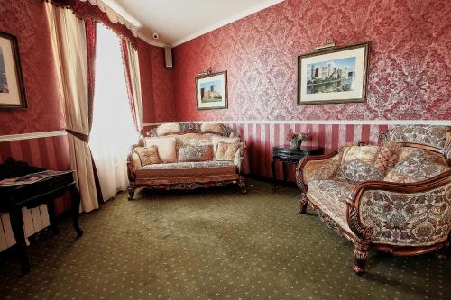 沃罗涅什奥哈拉酒店的客厅配有沙发和椅子