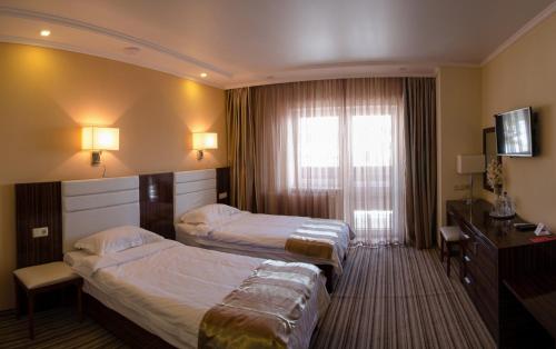 斯基希德尼萨Fortuna的酒店客房设有两张床和窗户。