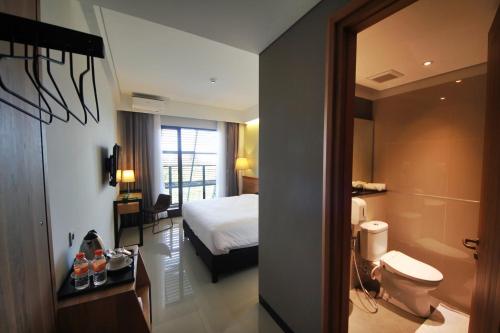 万隆万隆禾意酒店的一间酒店客房 - 带一张床和一间浴室