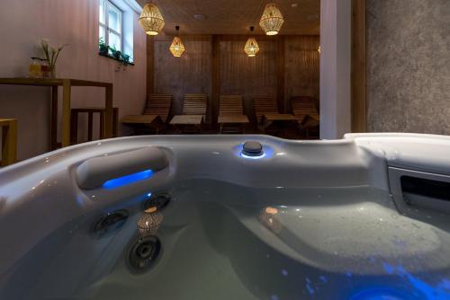 圣格奥尔基Fidelitas Hotel的客房内的蓝色浴缸
