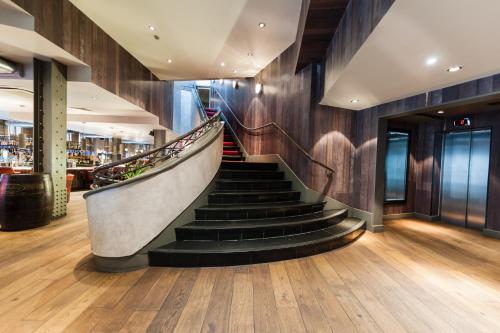 曼彻斯特马尔马逊曼切斯特酒店的木墙建筑的楼梯