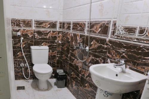开罗Hostgram Hotel的一间带卫生间和水槽的浴室
