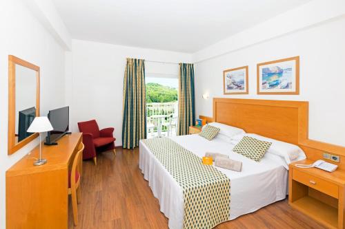 马盖鲁夫HSM唐璜酒店的酒店客房设有床和窗户。