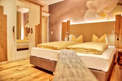 贝斯特维希奈德尔弗莱尔酒店的一间卧室配有两张床和镜子