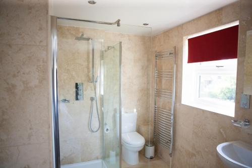 布兰登布兰登桥梁酒店的带淋浴、卫生间和盥洗盆的浴室