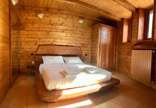Resort Ninfea San Pellegrino Terme客房内的一张或多张床位