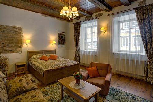 维尔纽斯伯纳蒂努早餐加住宿酒店的一间卧室设有一张床和一间客厅。