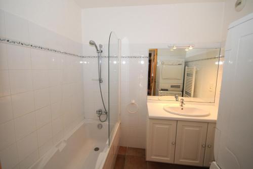 奥尔西埃拉福雷斯蒂耶木屋公寓的浴室配有盥洗盆和带镜子的淋浴