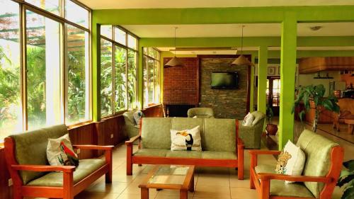 伊瓜苏港卡门酒店的带沙发、椅子和窗户的客厅