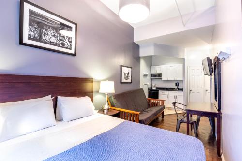 纽约309酒店的一间卧室设有一张床和一间客厅。