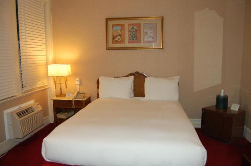 Windsor Inn Hotel客房内的一张或多张床位