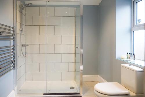 惠特比The Horngarth的一间带卫生间和玻璃淋浴间的浴室